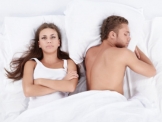 إمرأة:زوجي لا يقترب مني وننام كالاخوة بسرير واحد وأفكر بالطلاق